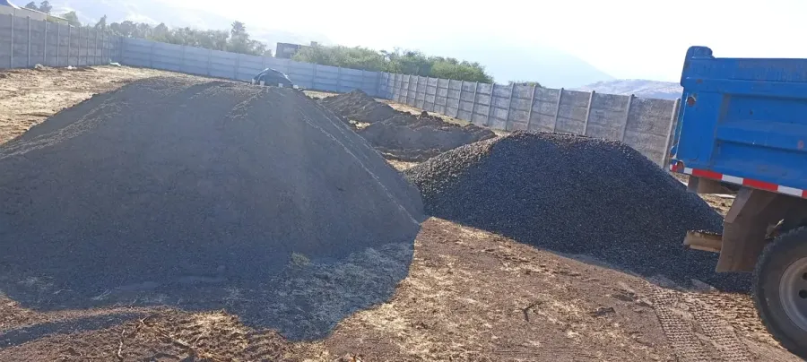 Minicargador cargando escombros
