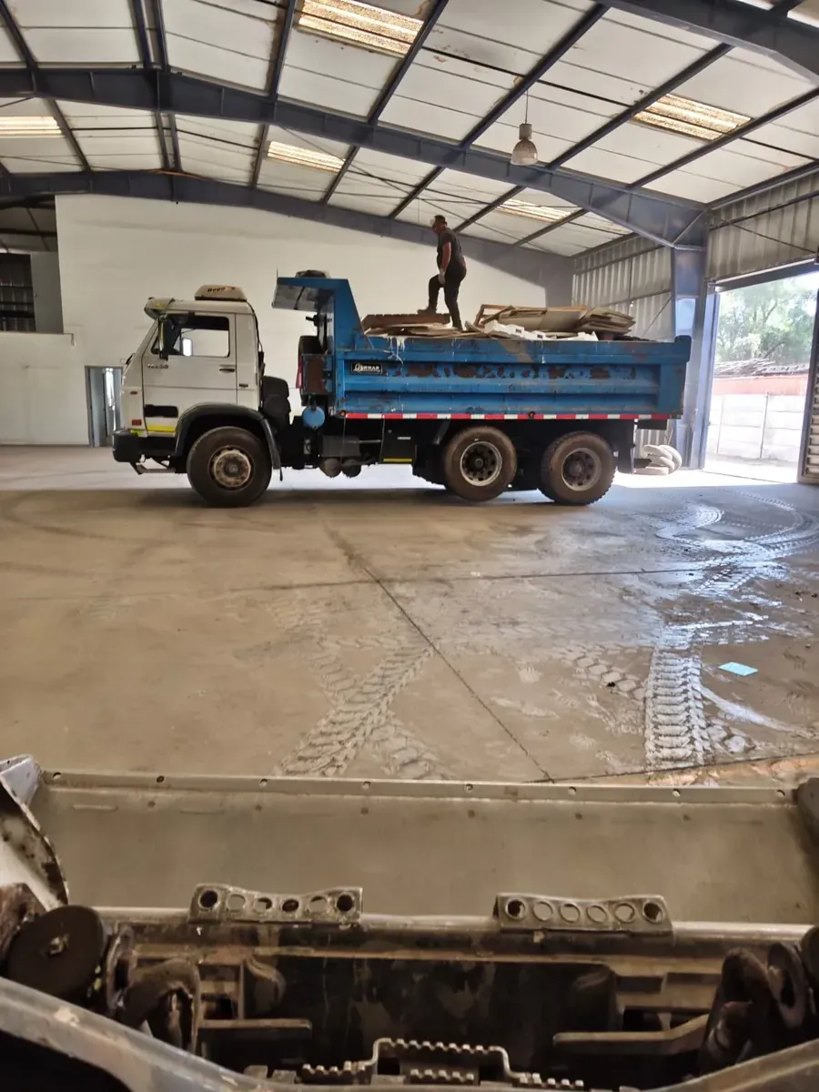 Minicargador en terreno